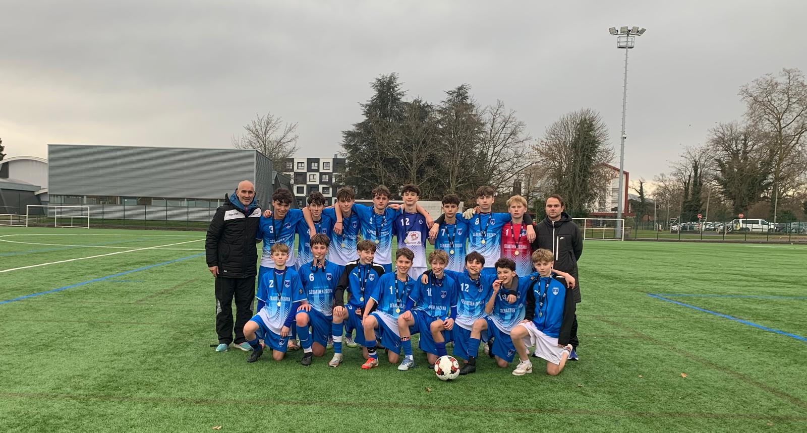 🏆 La section sportive foot du collège Aturri décroche le titre départemental à 11
Mercredi dernier, les garçons (4e et 3e), avec 2 victoires et 1 nul, ont remporté à Pau la quadrangulaire avec les collèges d'Ustaritz, Bizanos (Pau Fc et Esman) et Orthez 👏

💬 "Nos joueurs ont su faire preuve de rigueur, d’envie et d’efficacité, des qualités qui ont fait la différence tout au long de l’après-midi." - Julien (RTJ du HAF), co-encadrant de la section avec Raphaël Alvarez (Aturri)

Ils se qualifient pour la finale académique le 11 mars à Bordeaux 

#AupaHiriburu