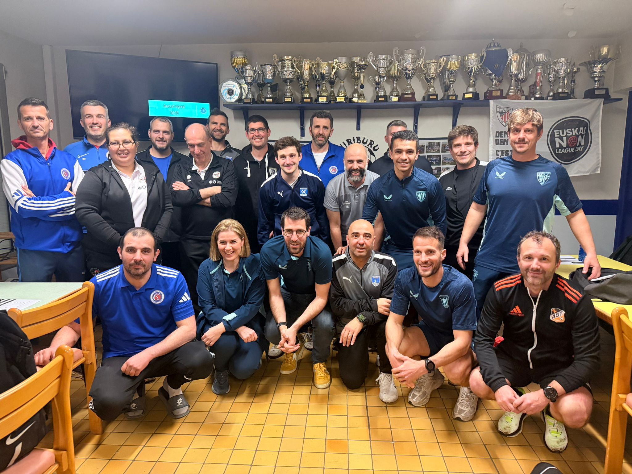 🔴⚪🔵 Etxeruti et les installations du HAF ont accueilli jeudi dernier une formation distillée par  @athleticclub auprès des éducateurs de ses clubs partenaires en Iparralde 

🎓HAF @elan.boucalais  @astfoot40 @carressesaliesfc @jabiarritzfootball @croises_sa_bayonne_football @fcgaraziofficiel 

👨‍🏫 Formation dispensée par la méthodologie de Lezama. 
🇫🇷 Formation en français 

ℹ️ 2eme session de la formation type "initiation" (Formation de base) - 3 sessions au total réparties dans la saison. 

Merci / Eskerrik asko Alex, David, John de la Team Iparralde, Lander Hernandez, Directeur de Développement de la formation, ⁠Eneko Anparan et Ziortza Pereira, techniciens en charge du développement de la méthodologie #lezama 

#AupaHiriburu #GrandirEnsemble