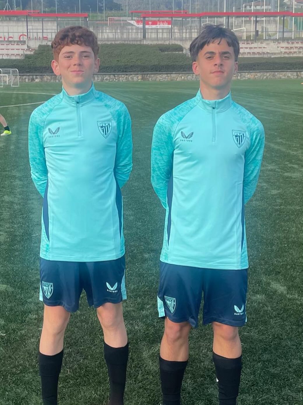 ⚽️ Entraînement de haut niveau ⚽️

Suite à un entraînement enrichissant réalisé avec Bilbao, Clément LECORNE U14 ( à droite sur la photo) continue de progresser et de se confronter à l’exigence du haut niveau 💪

Une belle expérience qui lui permet de développer ses qualités et de franchir un cap dans son parcours 👏

Une reconnaissance pour la formation du HAF où Clément évolue depuis ses débuts. 🔵⚪️

📸 Retour en image sur ce moment

#Football #Entraînement #Progression #Aupahiriburu #grandirensemble